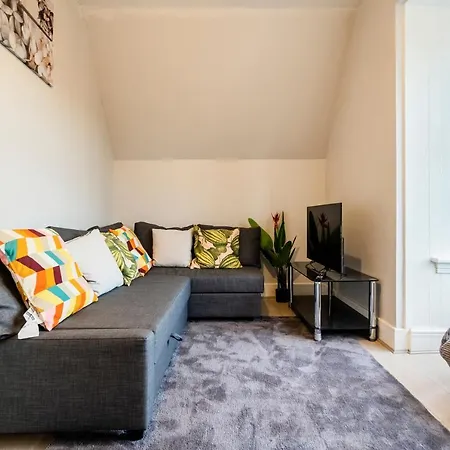 Deluxe 2-bedroom Flat With Free Parking